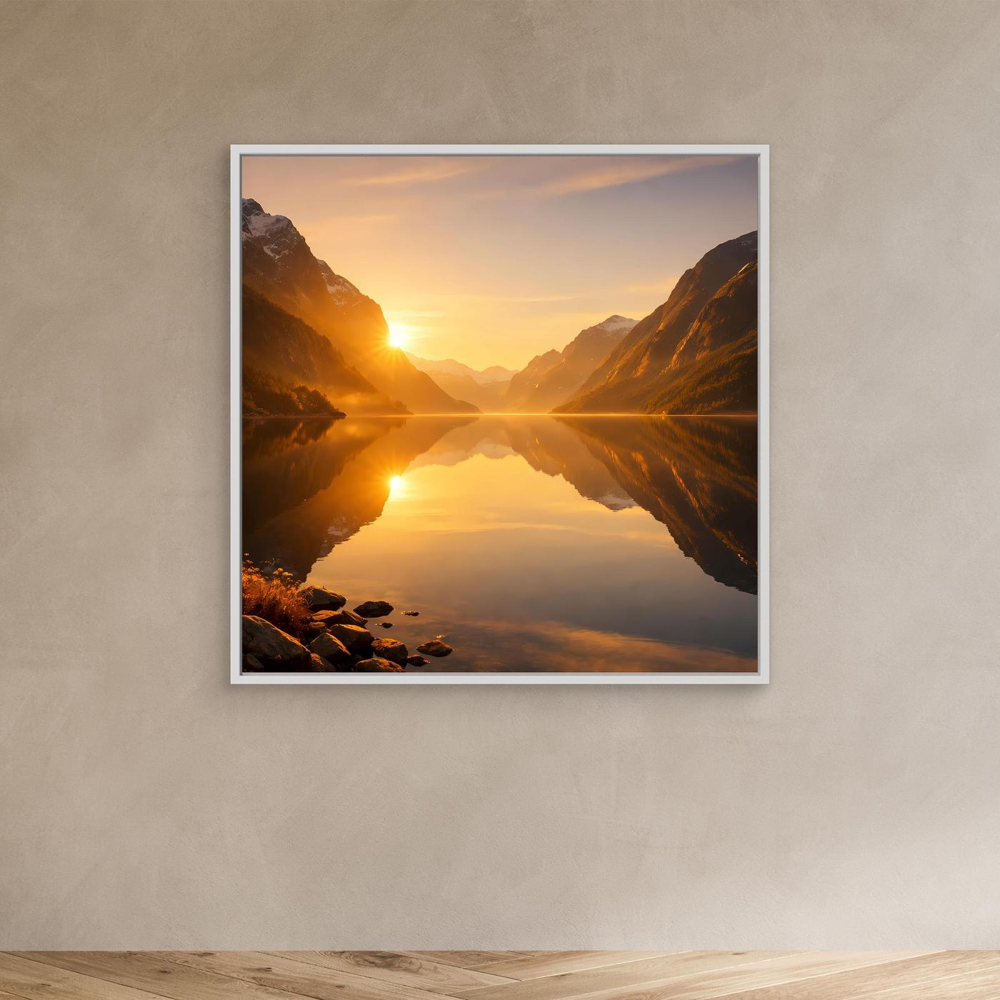 Leinwandbild im weißen Rahmen mit goldenem Fjord, Bergen und Sonnenaufgang im See