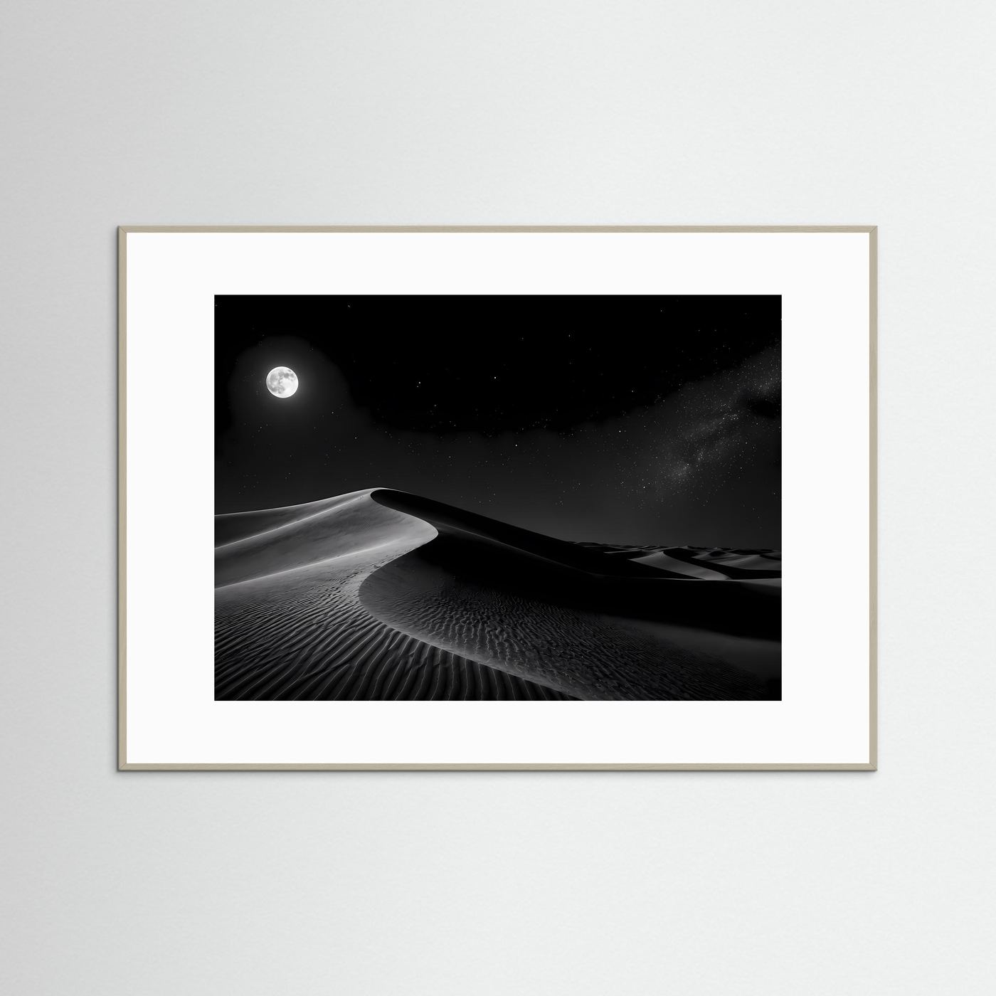 Querformat-Poster mit schwarzweißem Mondlicht über Sanddünen, hellbraun gerahmt