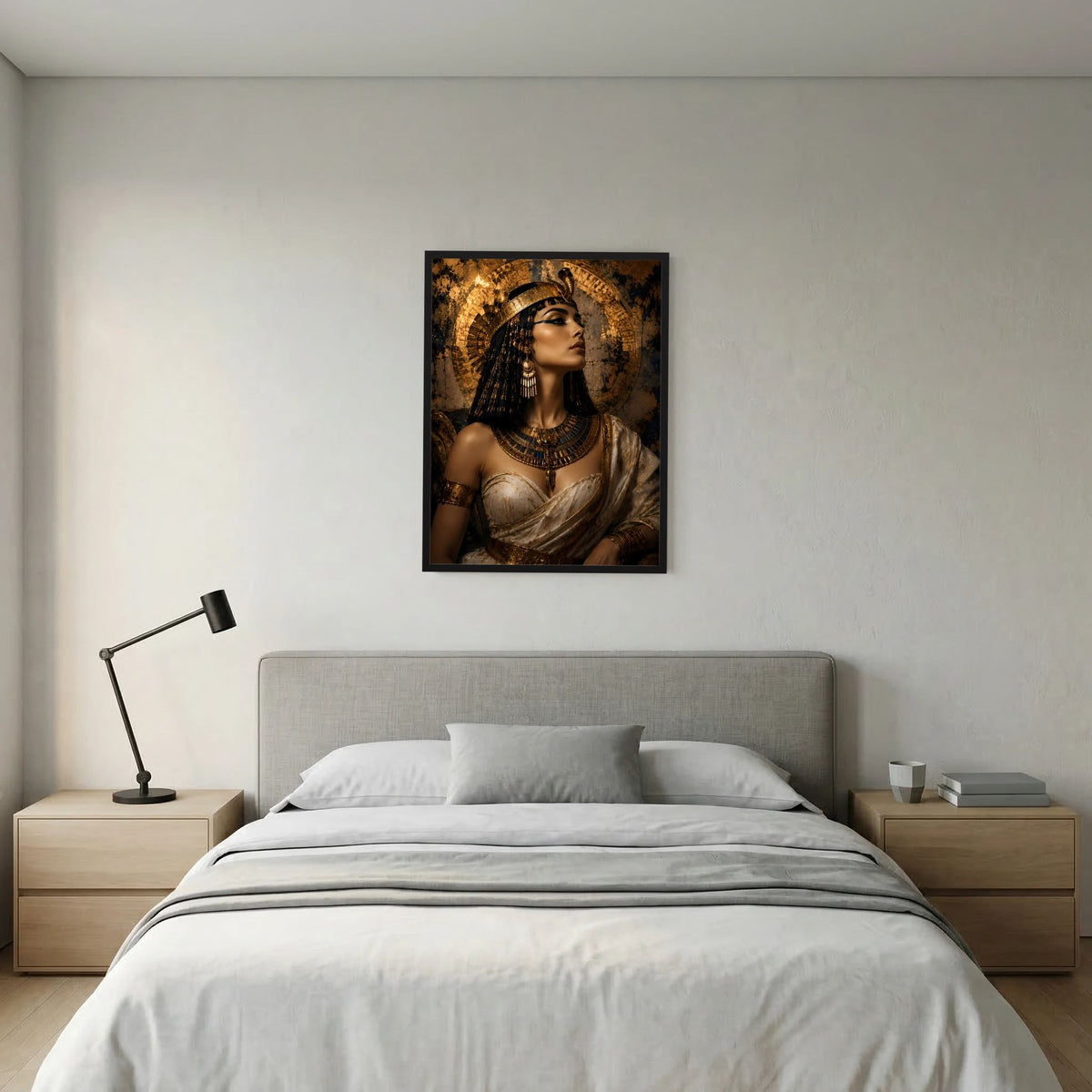 Hochformat-Poster der ägyptischen Königin, Blick zur Seite, goldener Hintergrund, schwarz gerahmt.