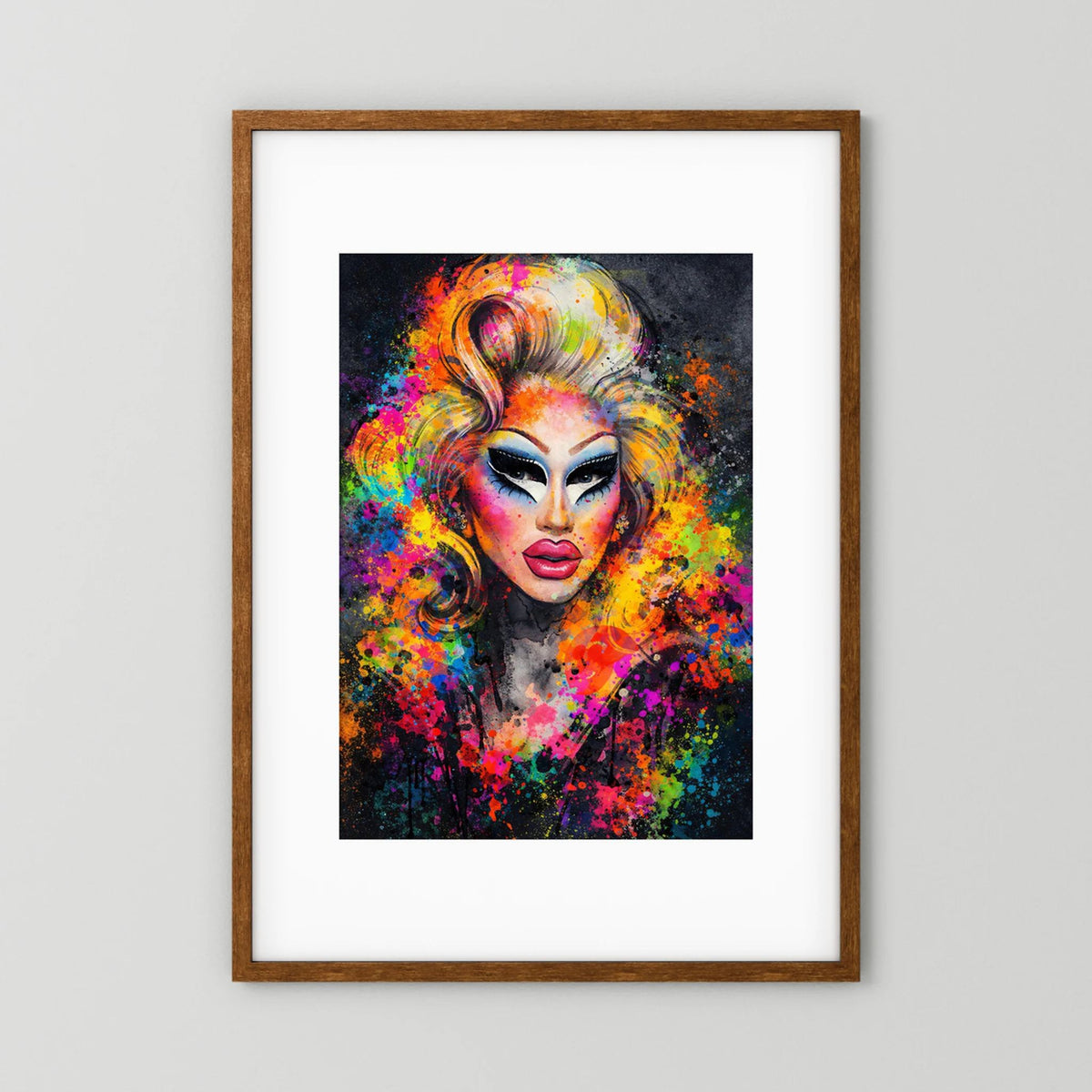 Wandbild mit abstraktem Drag-Queen-Porträt, bunte Farbspritzer, brauner Holzrahmen
