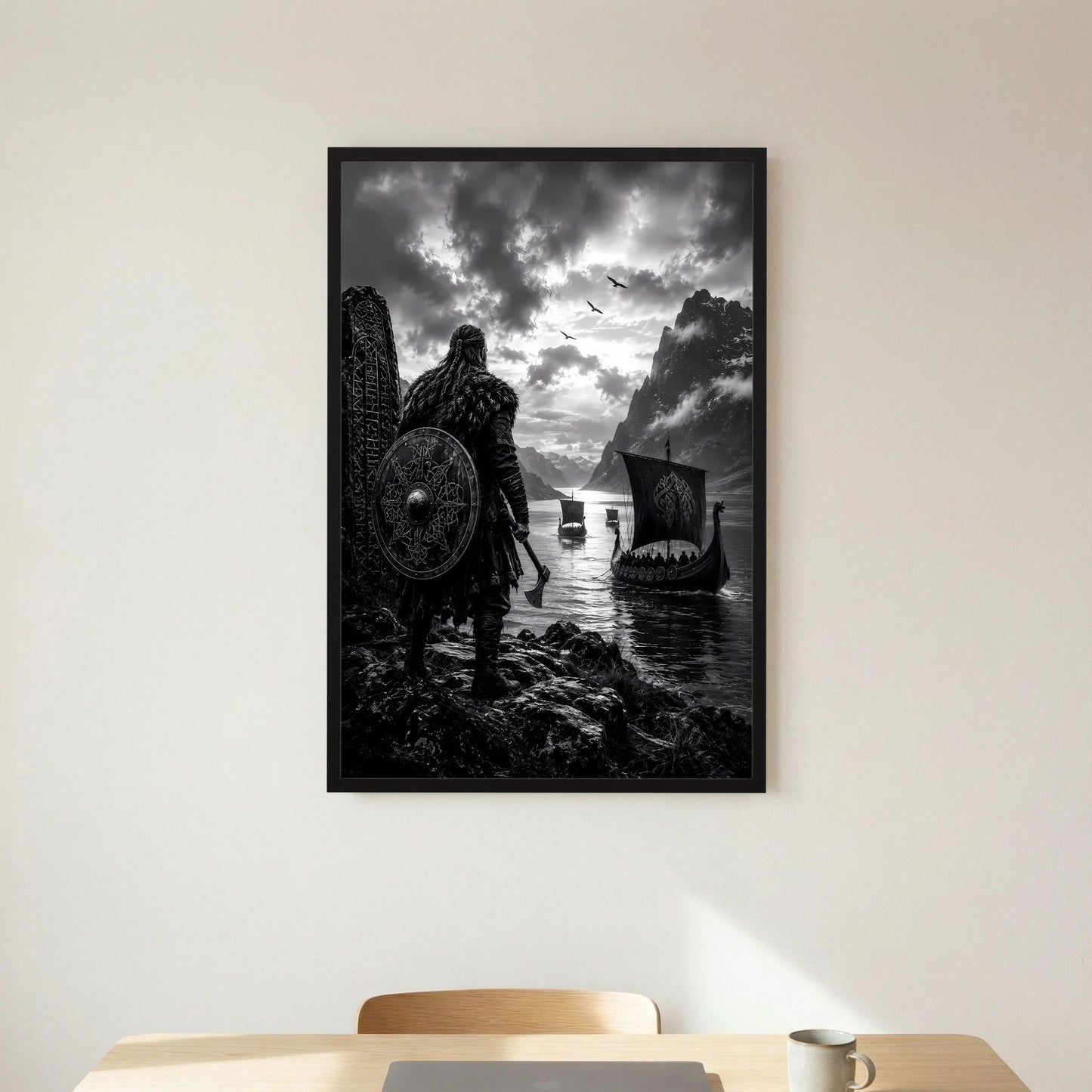 Gerahmtes Poster im Hochformat: Wikinger-Krieger mit Rundschild am Wasser, Schwarzweiß