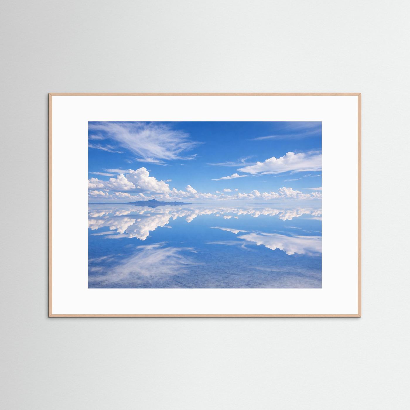 Panoramaposter Querformat mit Blauem Himmel und Wolken, gespiegelt in Salzwüste, rosafarbenes Holz