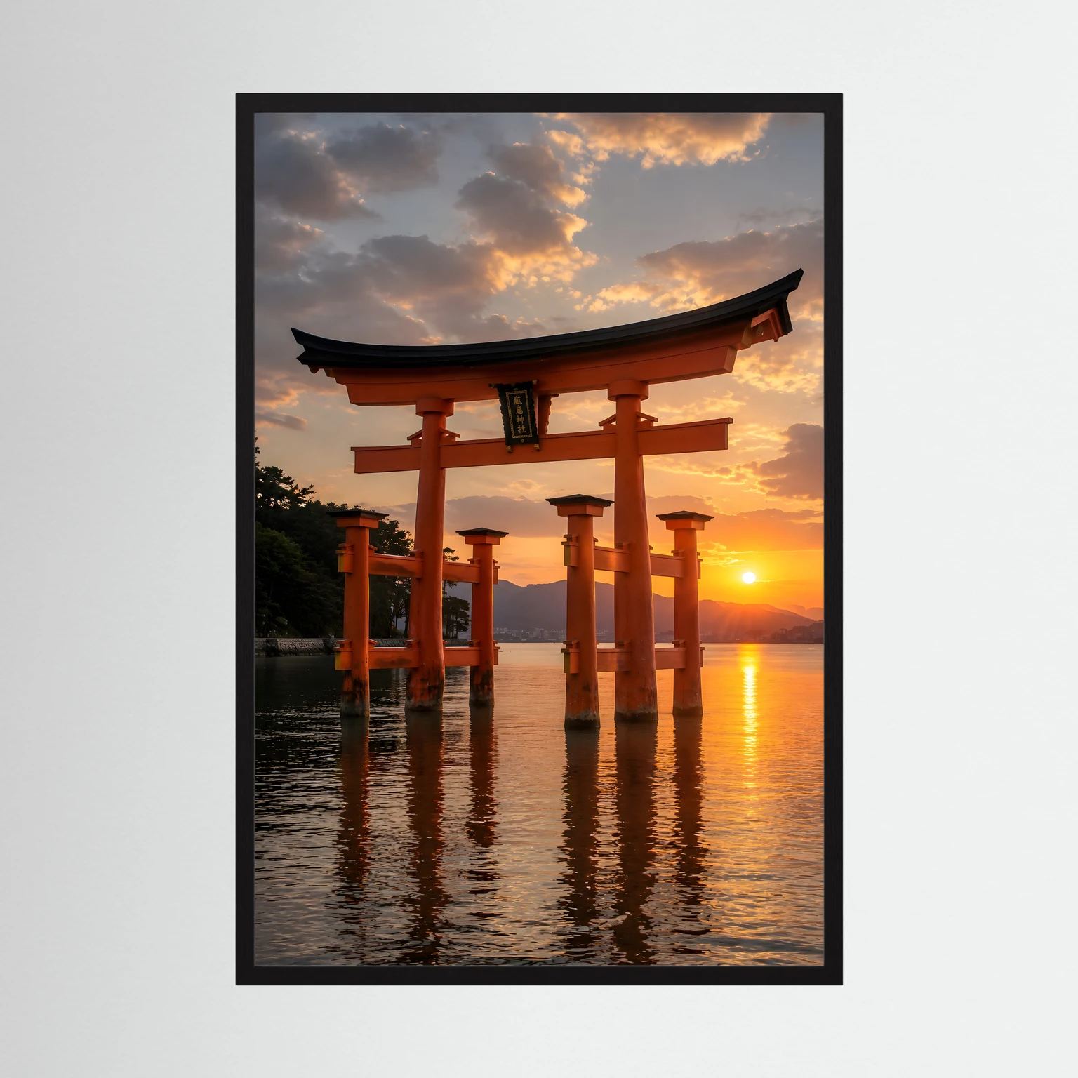Japan-Torii-Wandposter im schwarzen Rahmen, hochformatig mit Sonnenuntergang über dem Wasser
