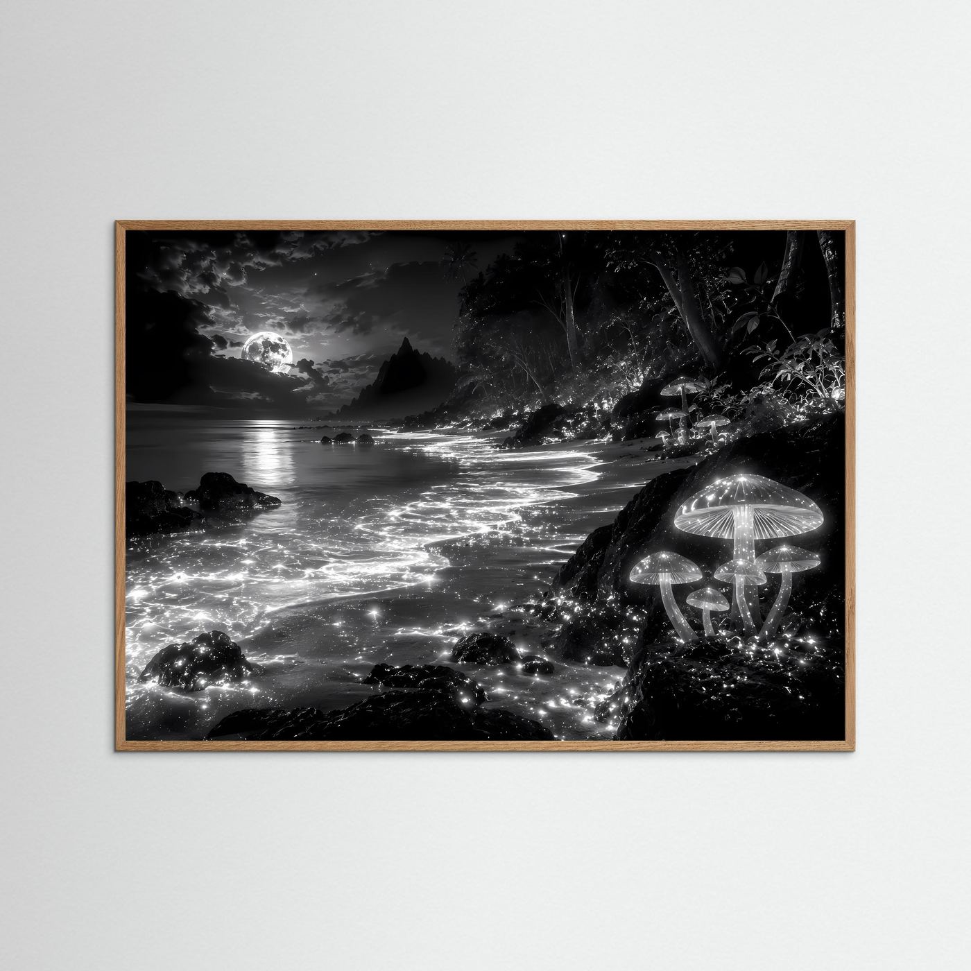 Schwarz-Weiß-Wandkunst „Mondstrand“ mit hellem Holzrahmen, mondhelles Meer und Pilzfiguren