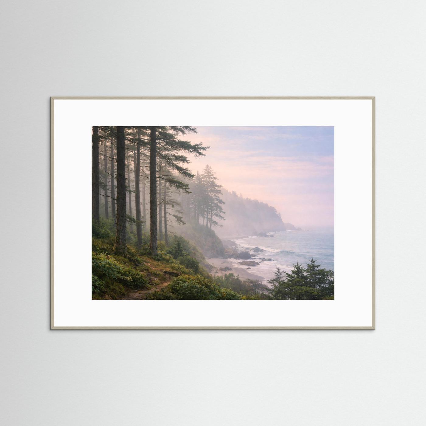 Naturpanorama-Poster mit nebligem Küstenwald und Meer, grauer Holzrahmen