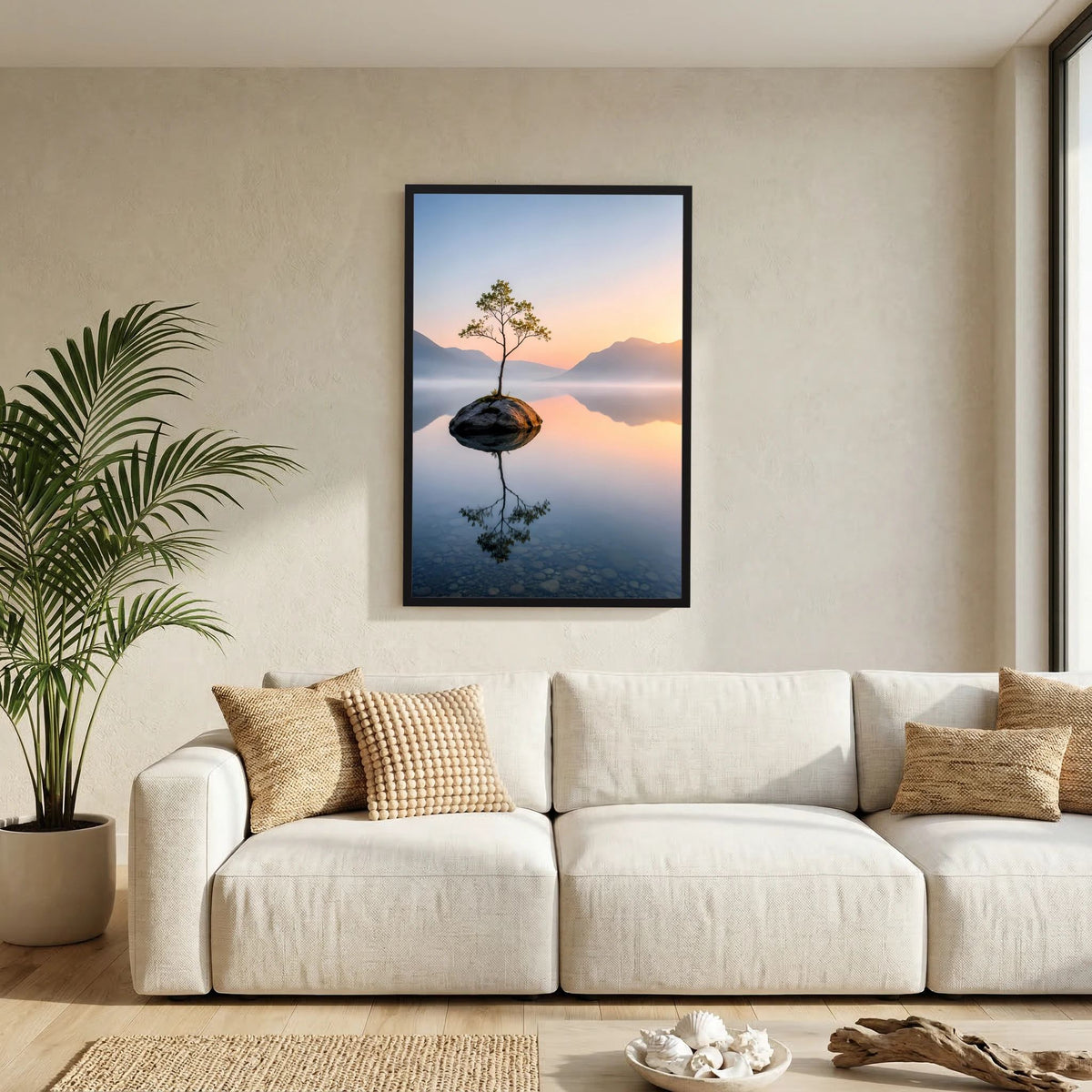 Schwarzer Rahmen, Hochformat-Kunstposter mit Baum auf Fels im Bergsee bei Sonnenaufgang.