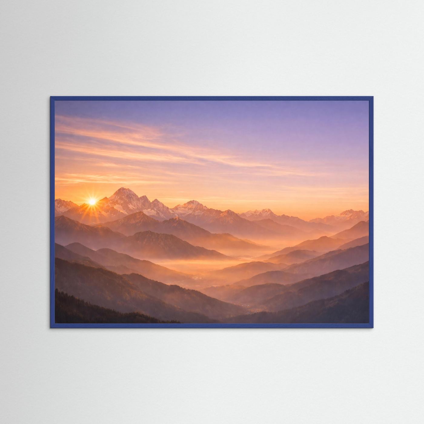 Querformatiges Poster mit Sonnenaufgang über den Alpen im blauem Rahmen