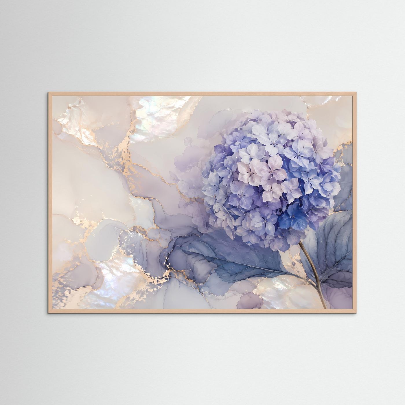 Gerahmtes Wandbild mit blauen Hortensienblüten, perlmuttfarbenem Marmormotiv im roséfarbenen Holzrahmen