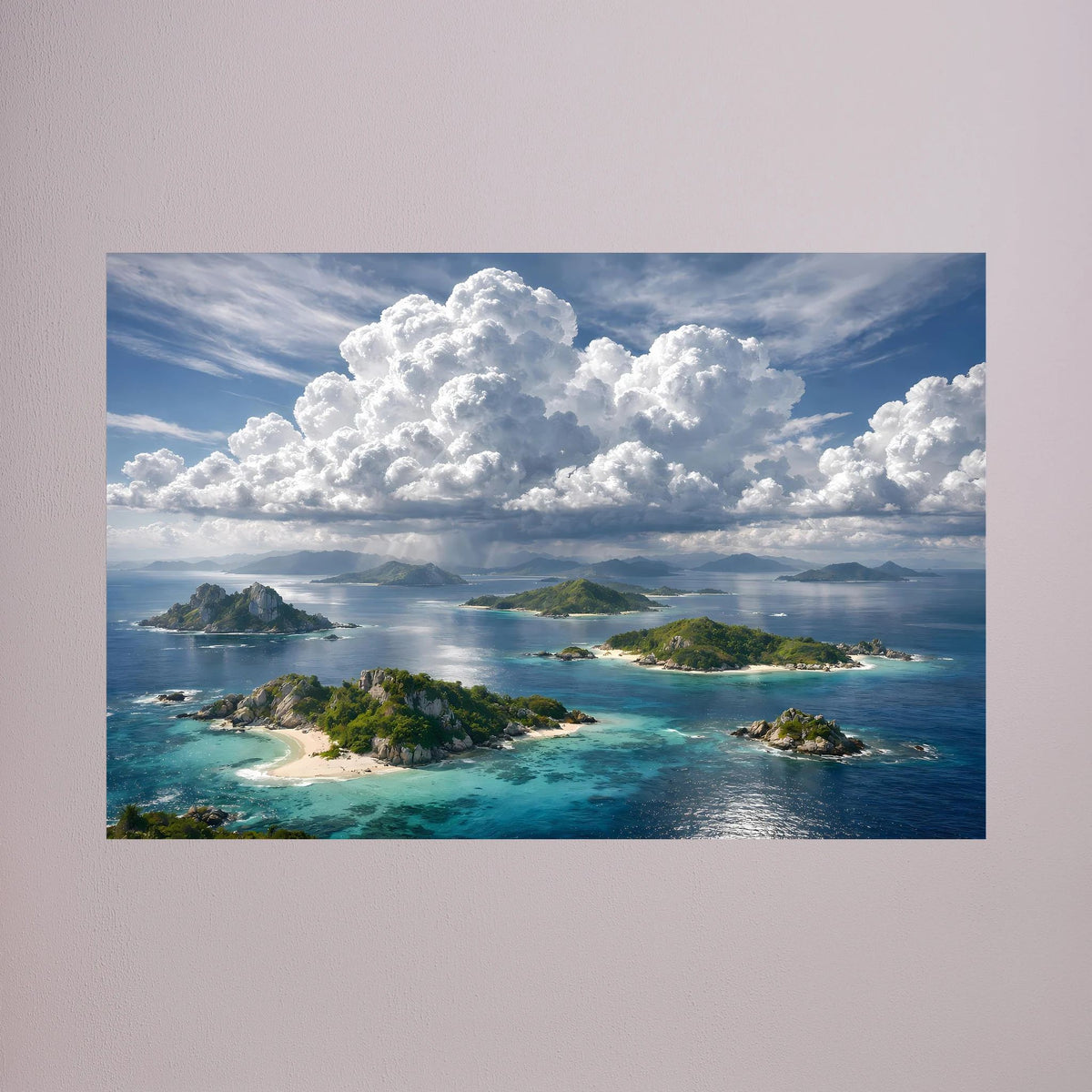 Poster mit tropischer Inselwelt: türkisblaues Wasser, Sandbuchten und große Wolken