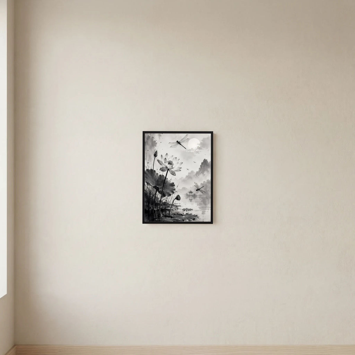 Hochformatiges Poster mit Lotusblüten und Libellen, Schwarzweiß, im schwarzen Rahmen