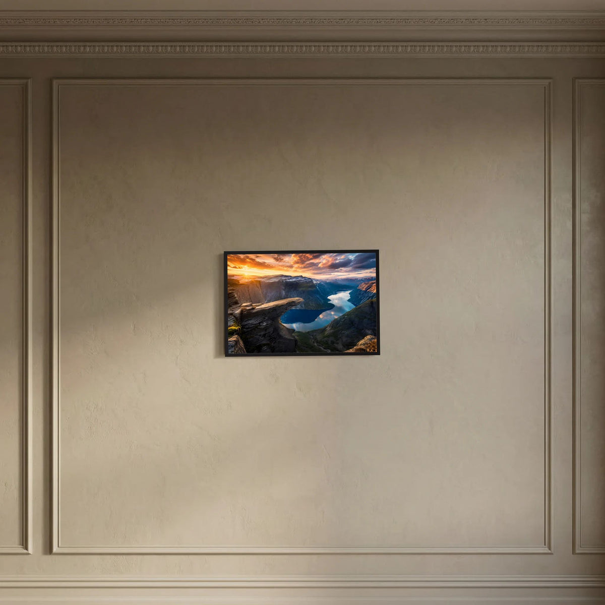 Gerahmtes Querformat-Poster mit Fjord, Felsen und Sonnenuntergang, dunkler Rahmen