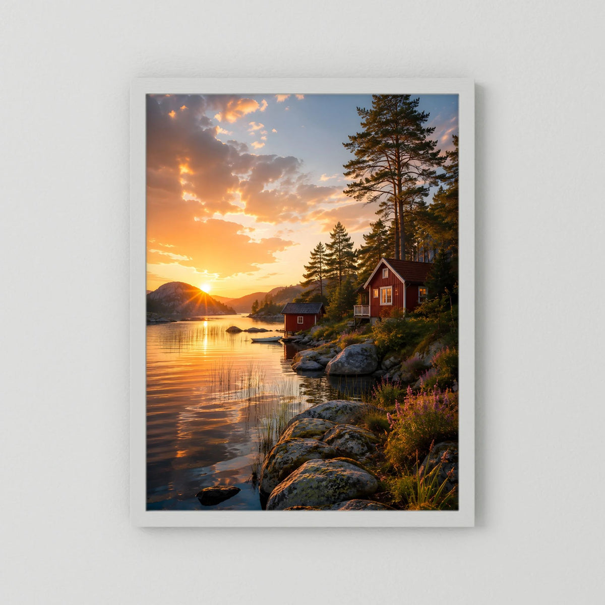 Kunstposter im Hochformat mit weißer Umrandung: Sonnenuntergang am See, rote Hütte, Nadelbäume.