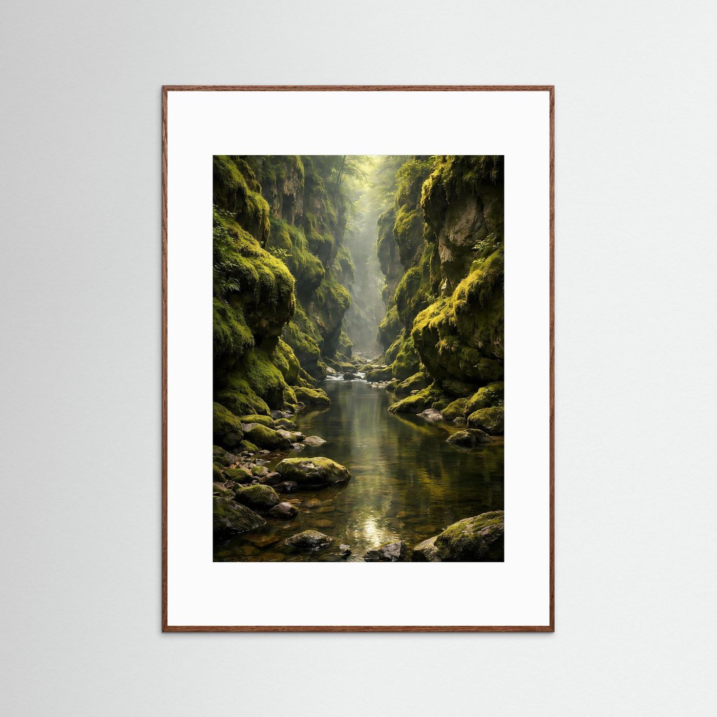 Wandposter Hochformat: Fluss in grüner Moos-Schlucht, weißer Rand, dunkelbrauner Rahmen