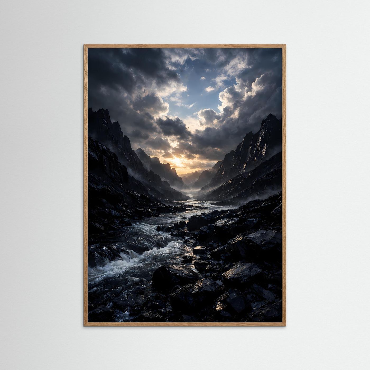 Hochformatiges Kunstposter im braunen Holzrahmen: dunkler Fluss, Bergschlucht