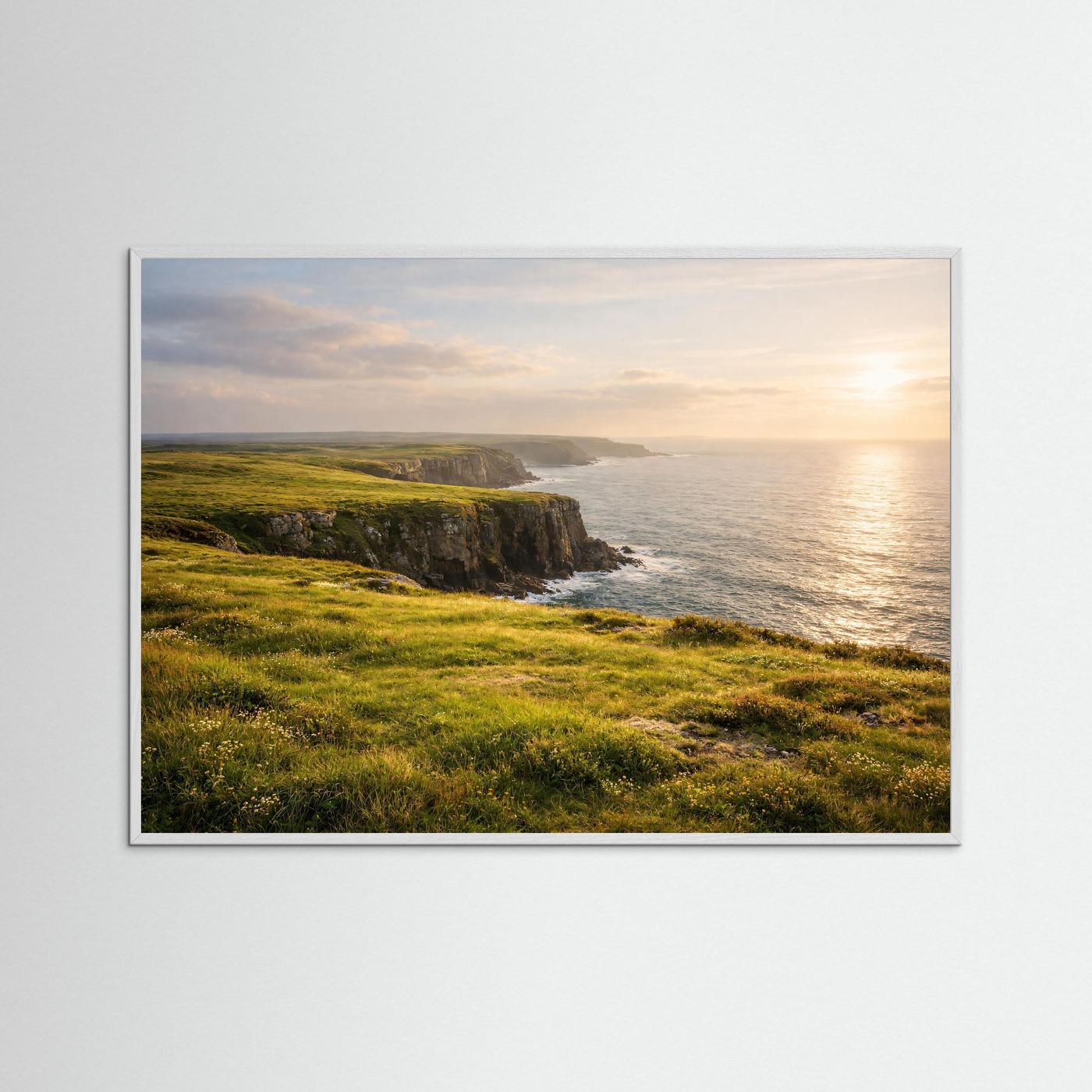 Querformat-Poster: grüne Klippen am Meer bei Sonnenuntergang, weißer Holzrahmen