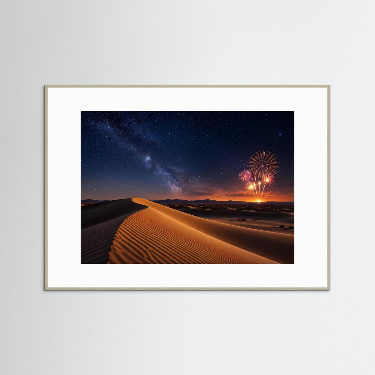 Gerahmtes Poster im Querformat mit Wüstendünen bei Nacht, Sternenhimmel und Feuerwerk