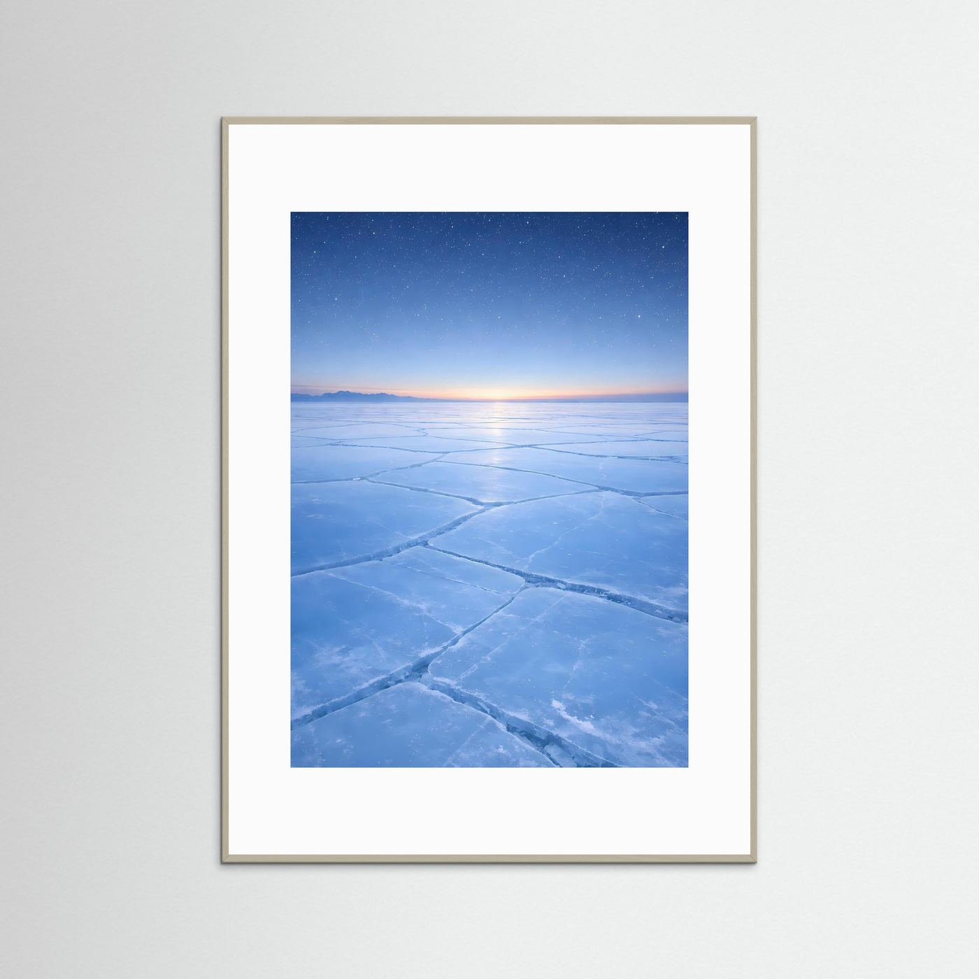 Winter-Wandposter im Hochformat mit hellem Holzrahmen und Motiv von gefrorenem Meer bei Sonnenaufgang
