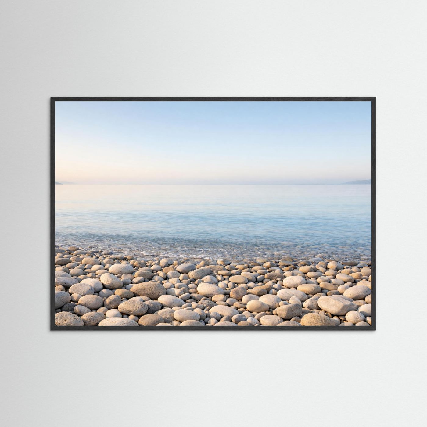 Panorama-Poster im Querformat mit schwarzem Holzrahmen: Steinstrand am Meer