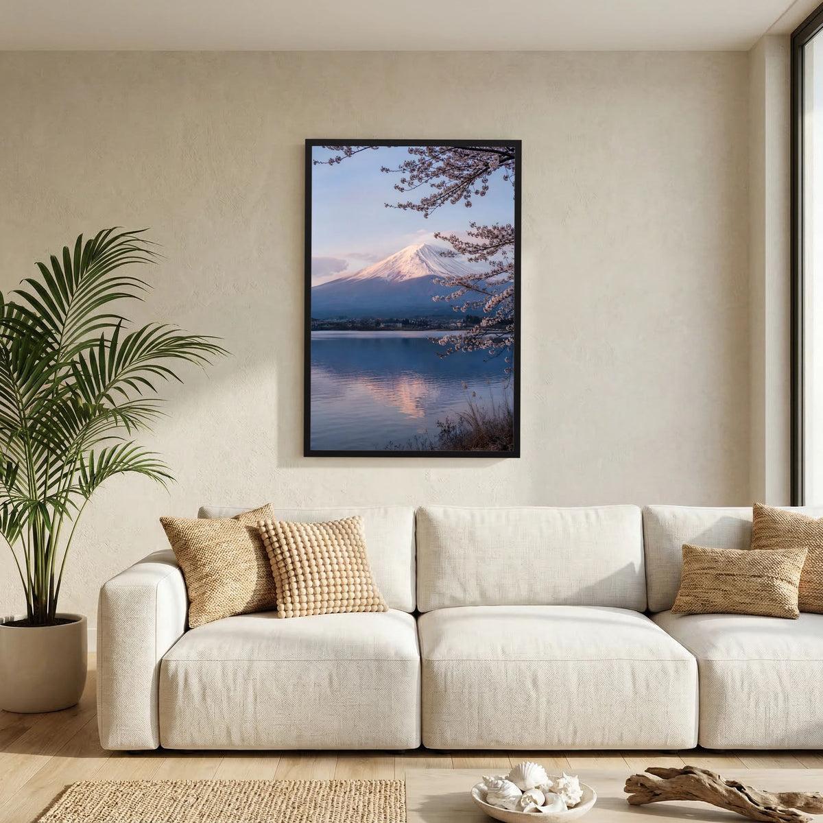 Hochformat-Kunstposter mit Berg Fuji, See und Kirschblüten, schwarzer Rahmen im Wohnraum