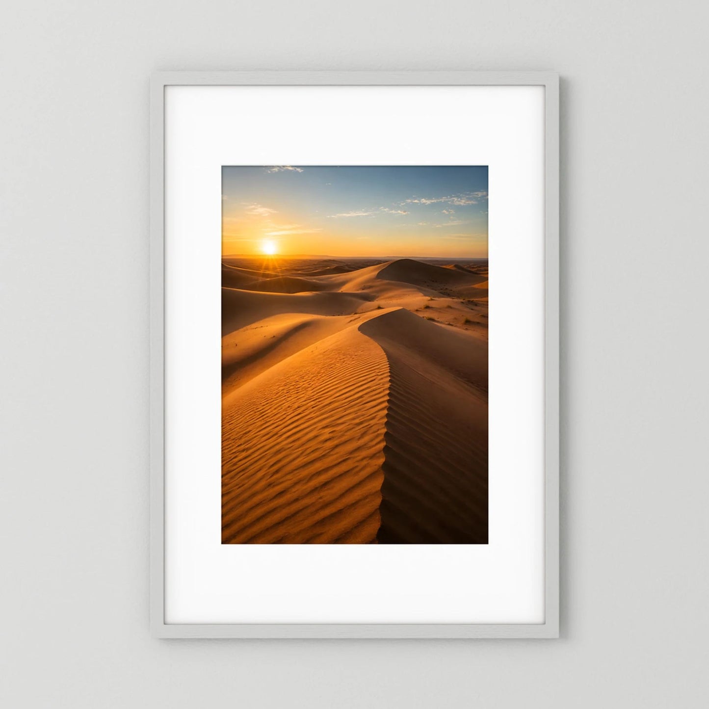 Landschaftsposter im Hochformat mit goldenen Sanddünen und aufgehender Sonne