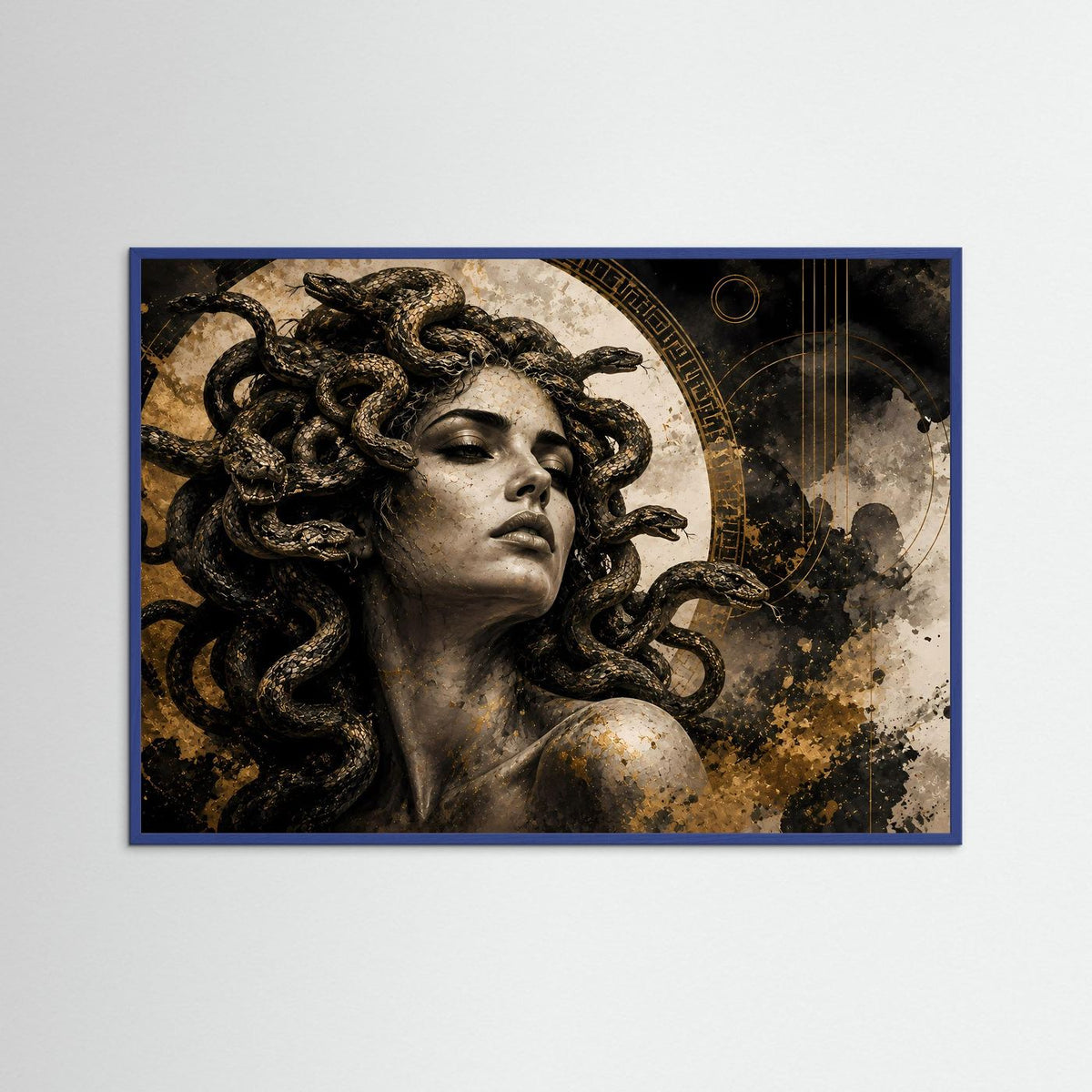Wandkunst mit Medusa-Porträt: Frauengesicht mit Schlangenhaaren, goldene Verzierungen auf dunklem Hintergrund, blau gerahmt