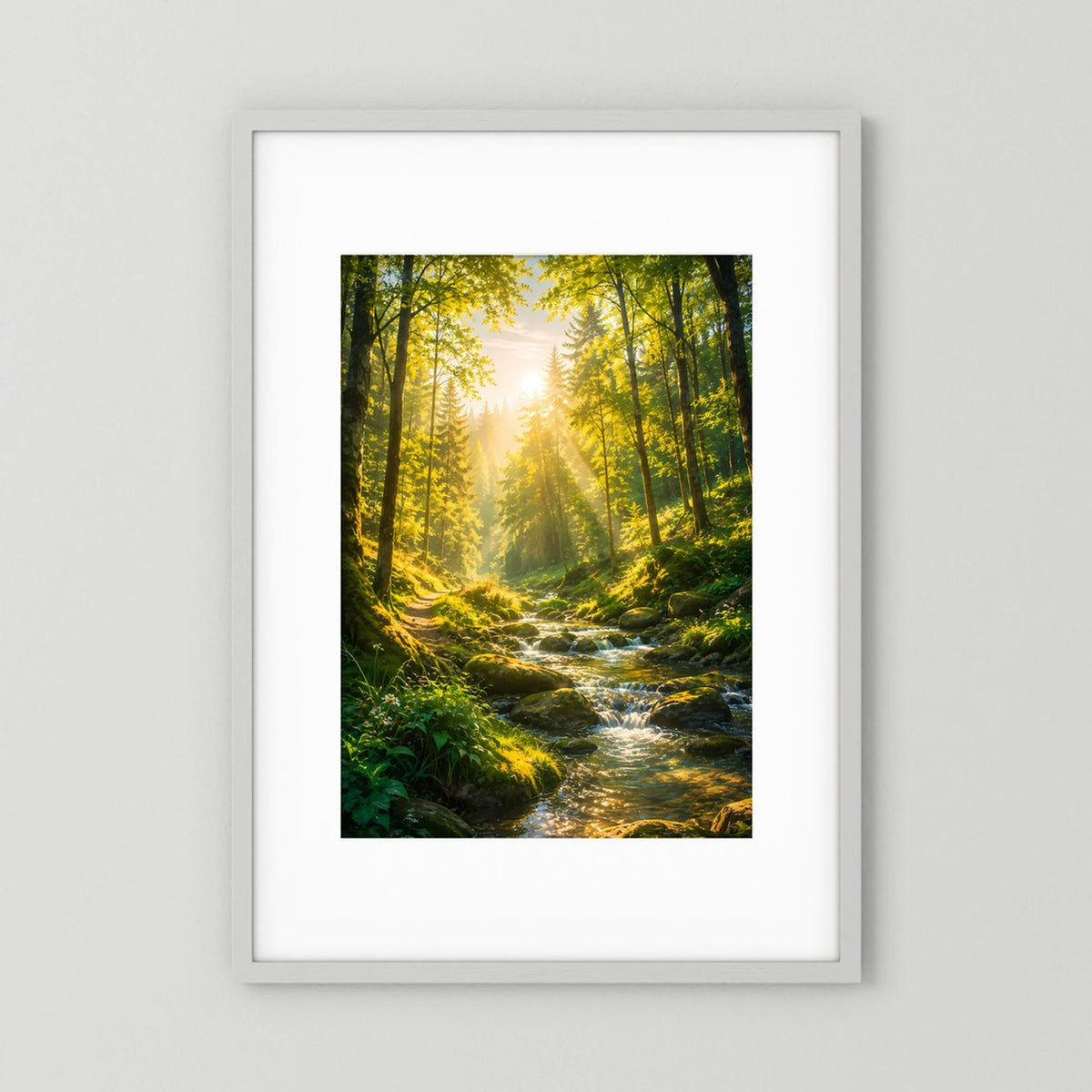 Hochkant-Poster mit Waldweg und Bach, Sonnenstrahlen durch Bäume im grünen Wald
