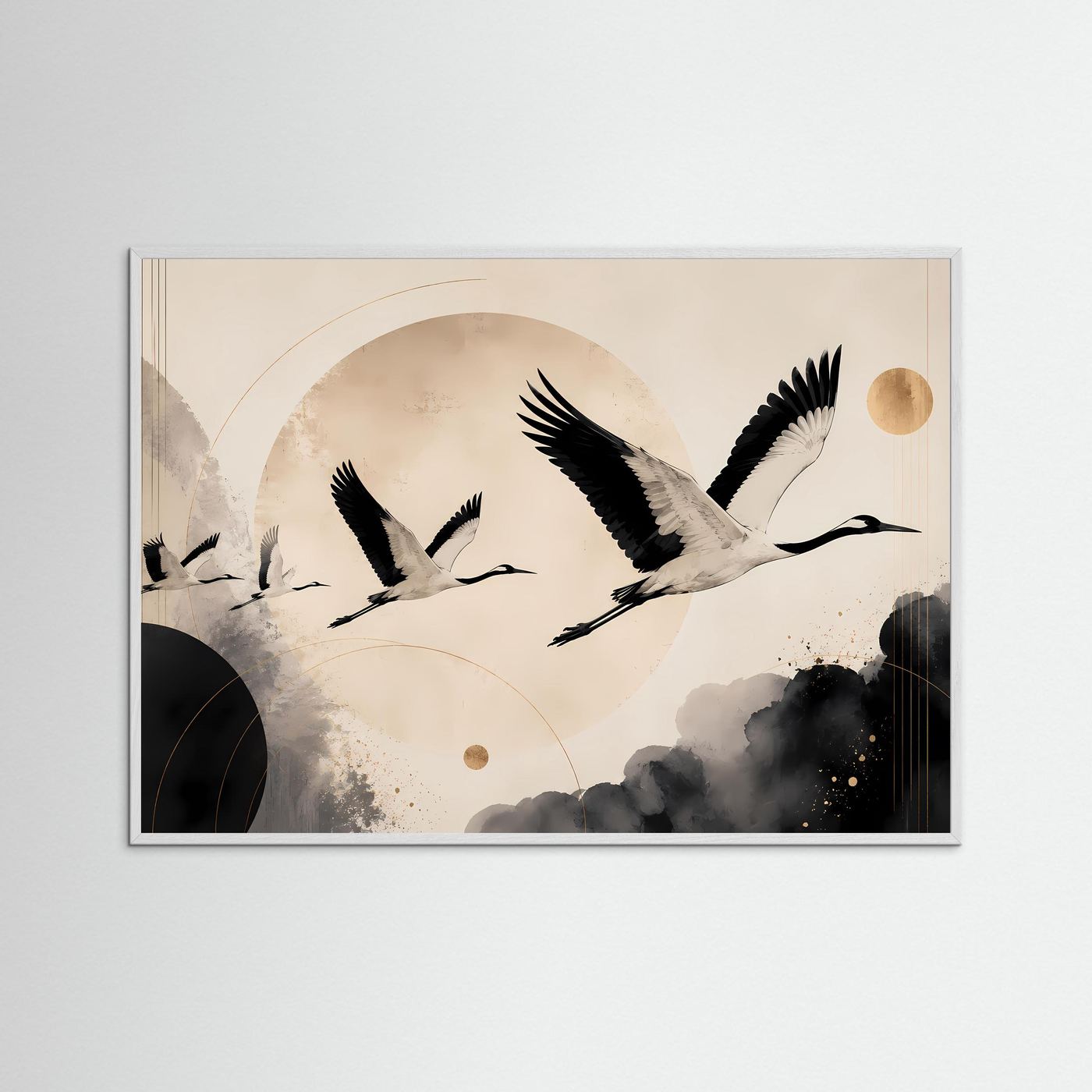 Querformatiges Kranich-Poster im weißem Holzrahmen, schwarz-beige mit goldenen Akzenten