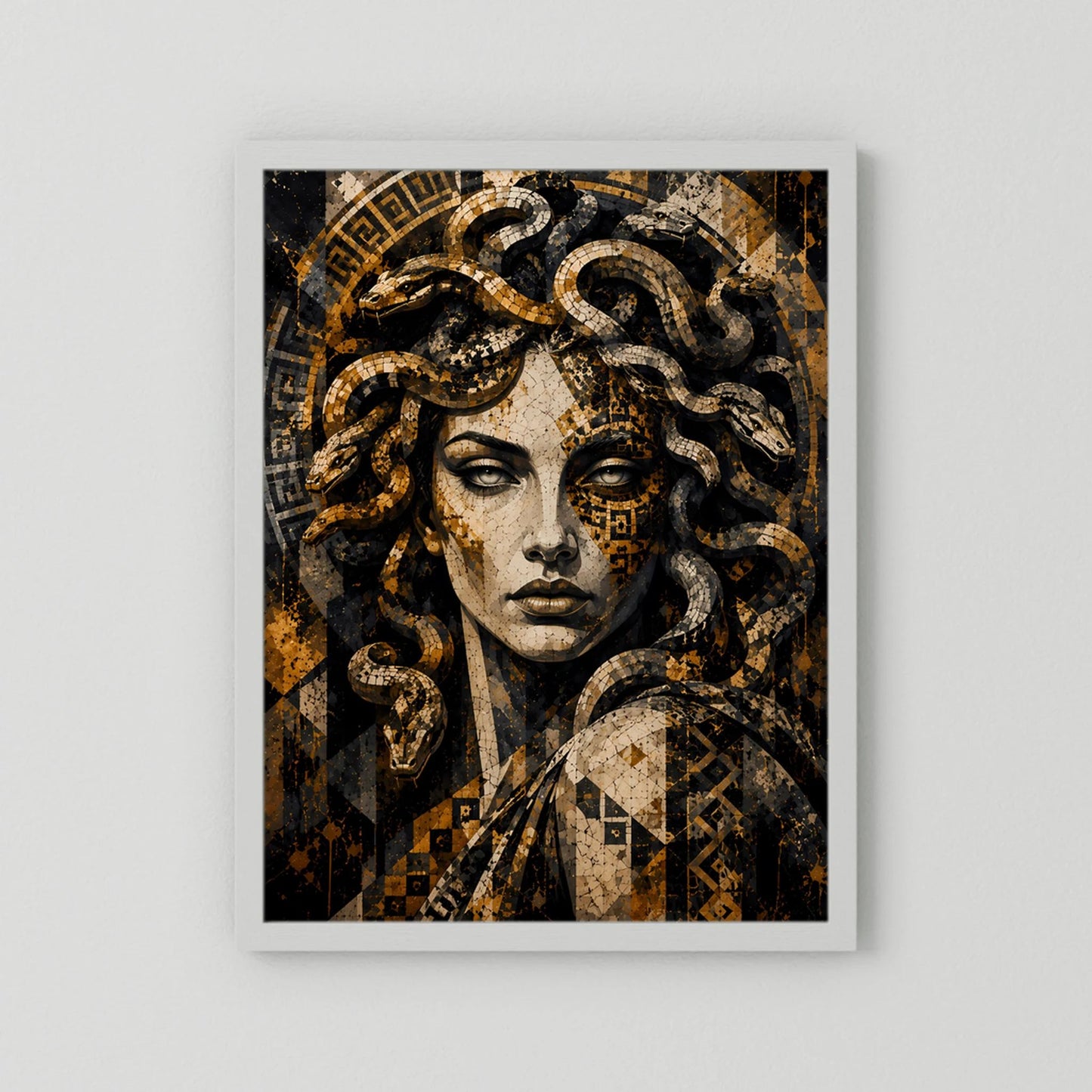 Poster mit Medusa-Mosaik: Schlangen in Gold und Schwarz, weißer Passepartout-Rahmen
