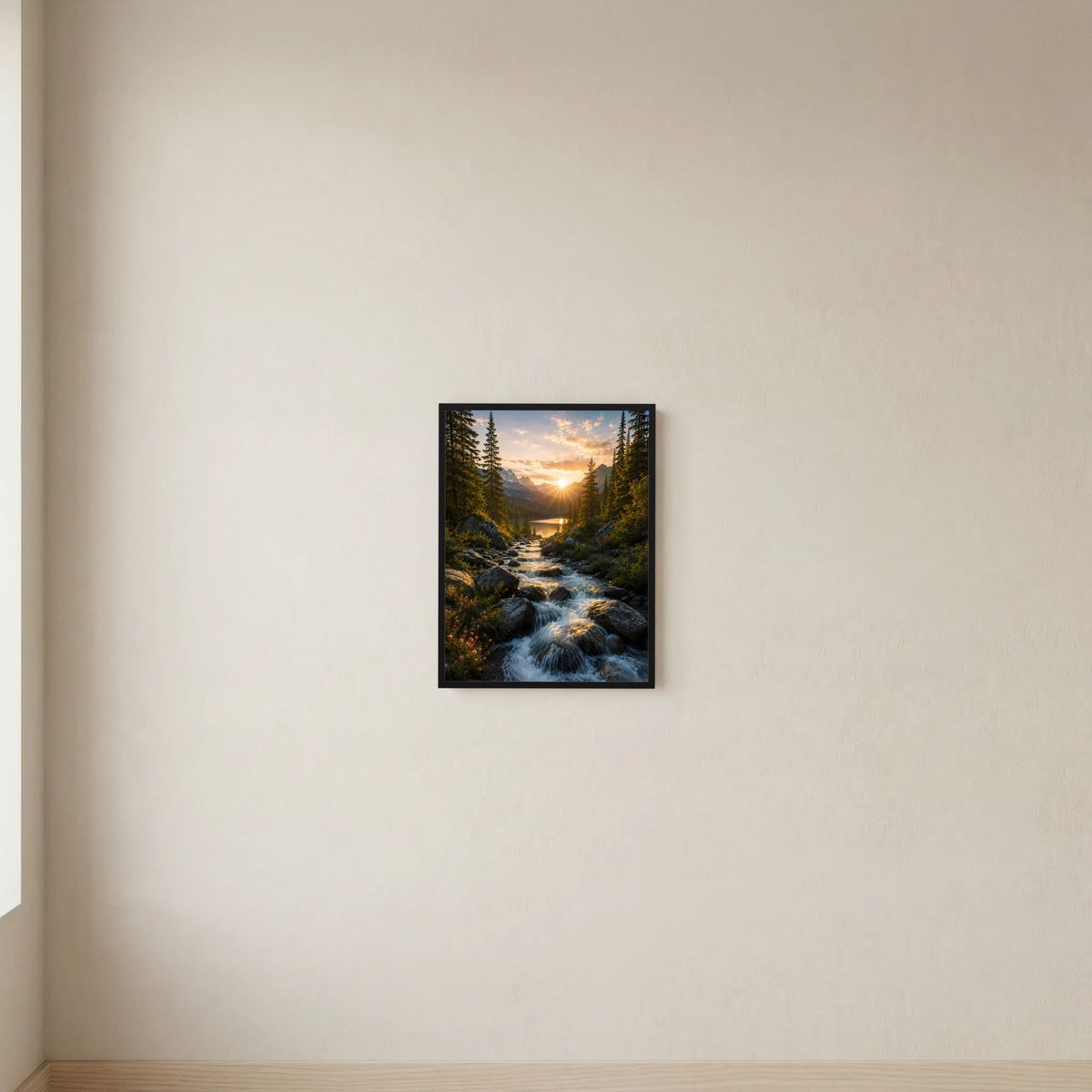Wandposter im Hochformat mit Wald, Bach und Sonnenuntergang am See, schwarzer Rahmen
