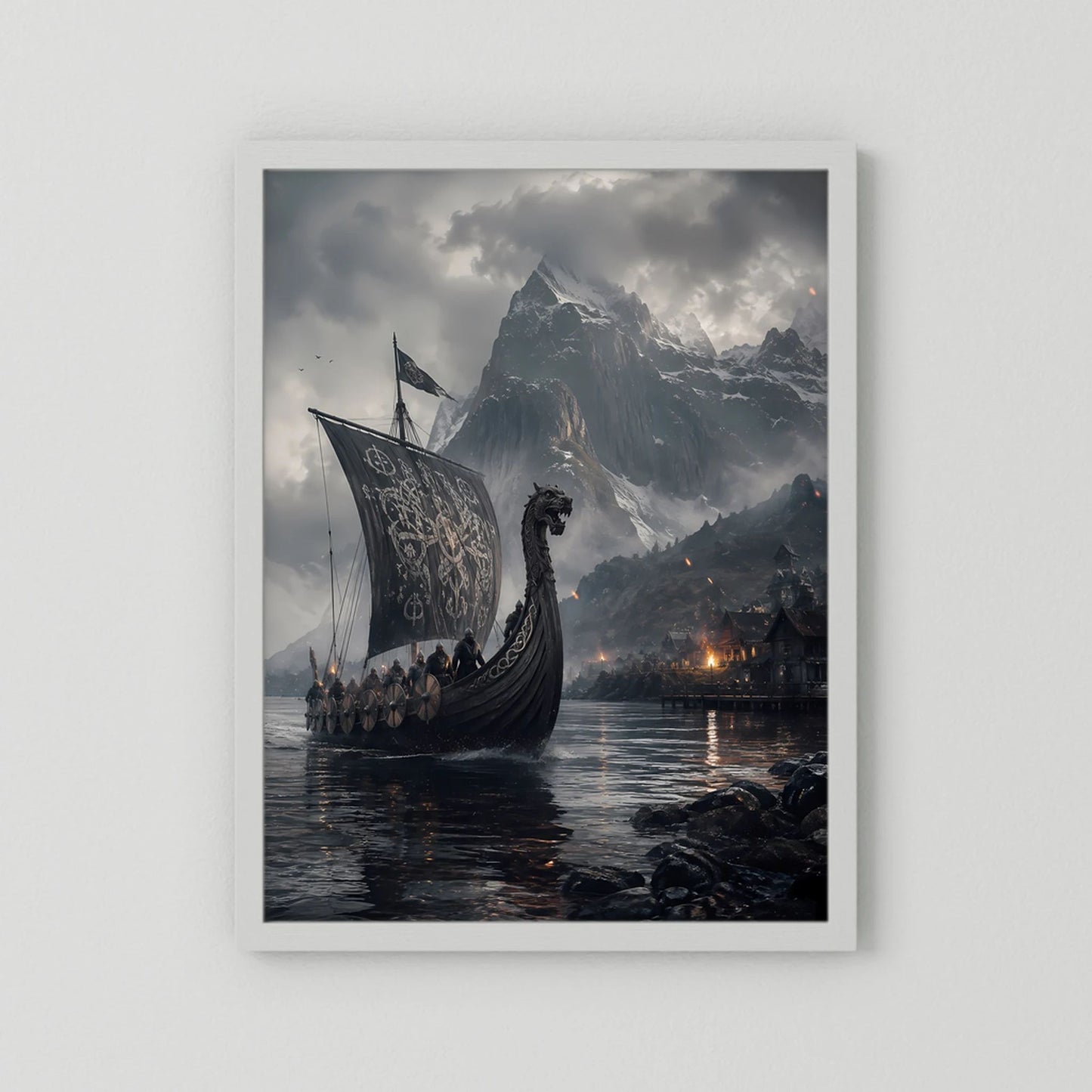 Poster mit Wikinger-Langschiff im Fjord, weißer Rahmen