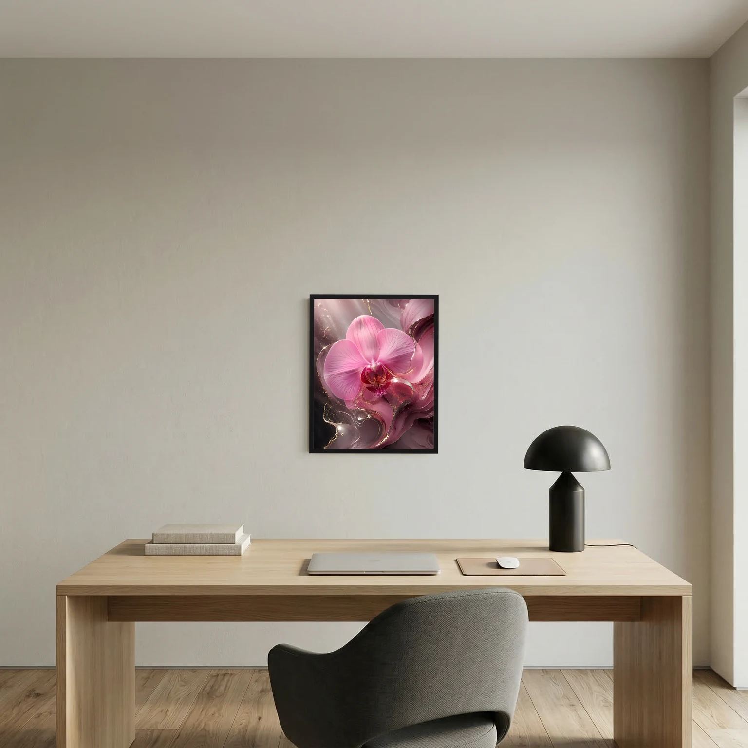 Schwarzes gerahmtes Wandbild: rosa Orchideenblüte mit goldenen Akzenten