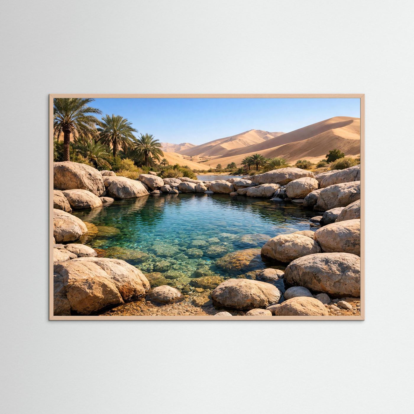 Gerahmtes Poster Sahara-Oase: Wasserbecken mit Felsen und Palmen