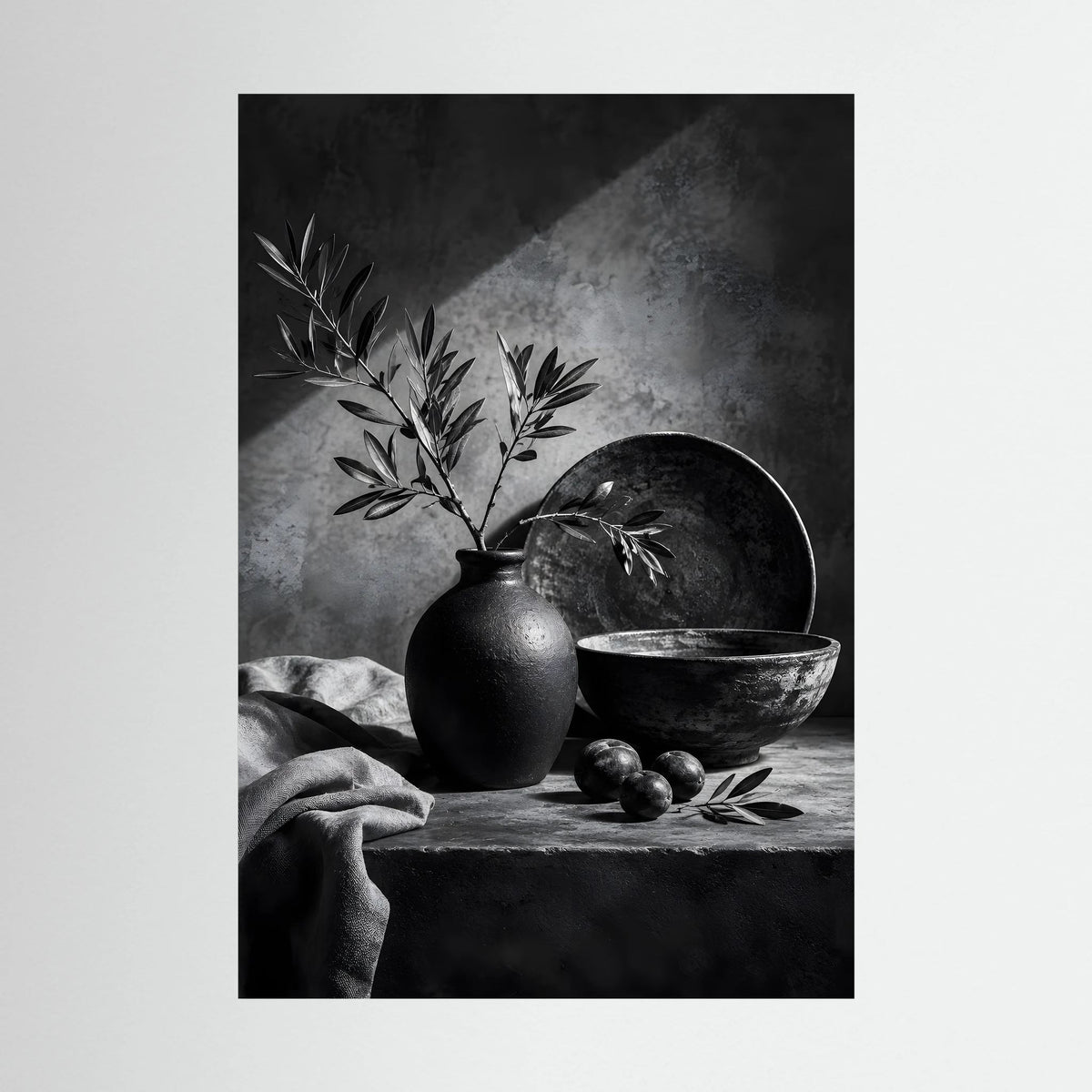 Hochformatiges Schwarz-Weiß-Poster: Olivenzweig in dunkler Vase, Schale und Früchte