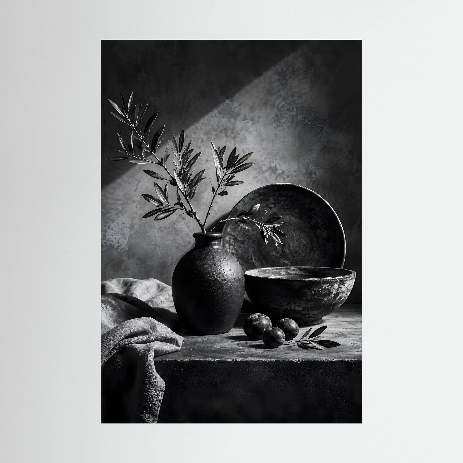 Hochformatiges Schwarz-Weiß-Poster: Olivenzweig in dunkler Vase, Schale und Früchte
