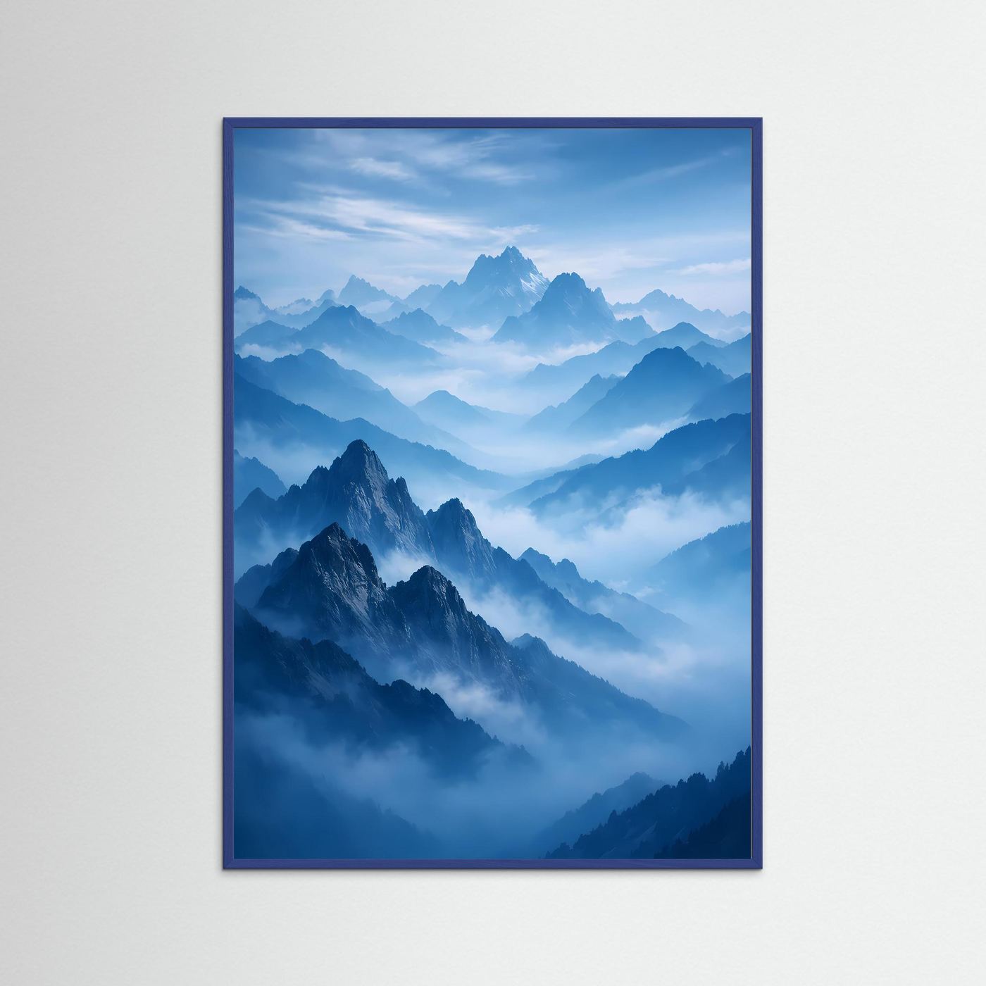 Hochformatiges Poster mit blauen Bergsilhouetten und Nebel im blauen Holzrahmen