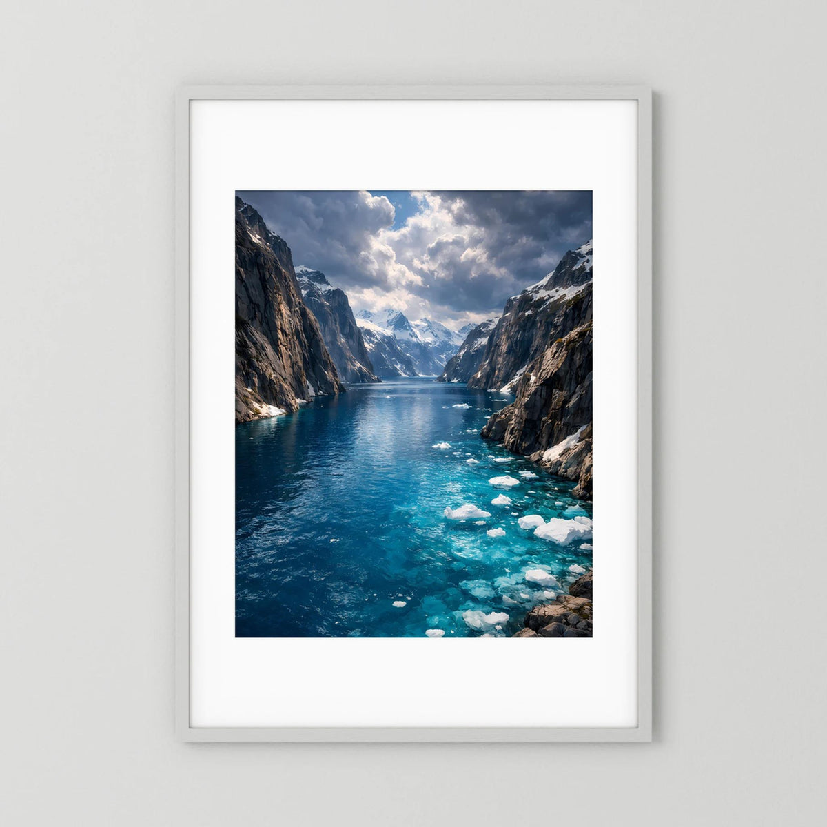 Wandbild mit Fjordlandschaft und Treibeis im weißen Rahmen