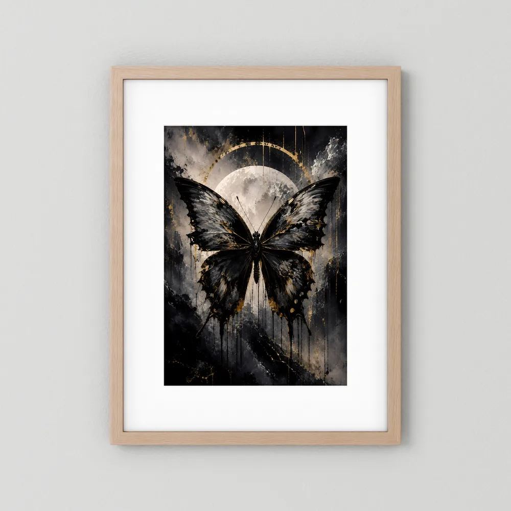 Poster im Hochformat mit hellem Holzrahmen: schwarzer Schmetterling, goldener Halbmond