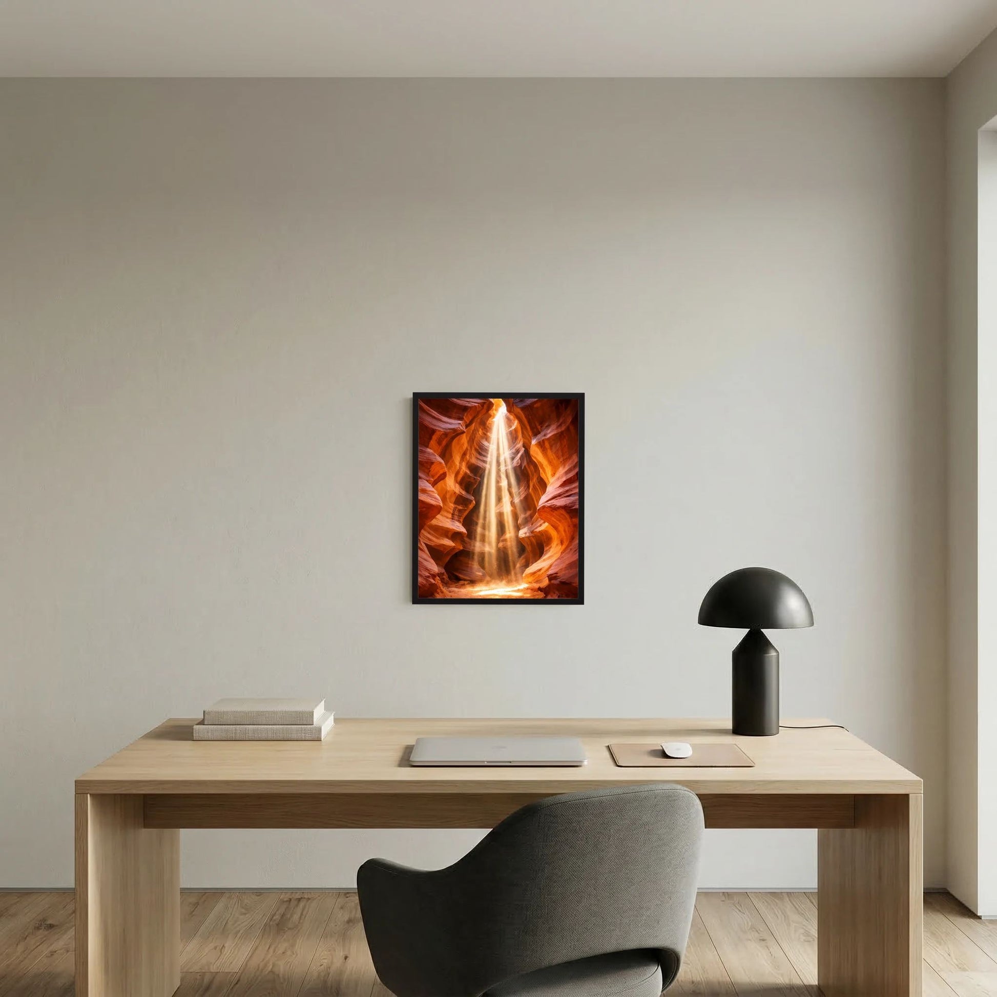 Gerahmtes Wandposter mit orange-goldenen Felsen und hellem Lichtstrahl nach oben