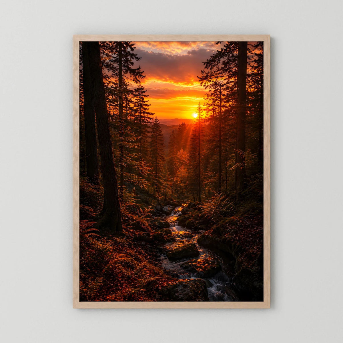 Hochformat-Poster: Waldbach im Sonnenuntergang, Holzrahmen (hell) mit schmalem Rand