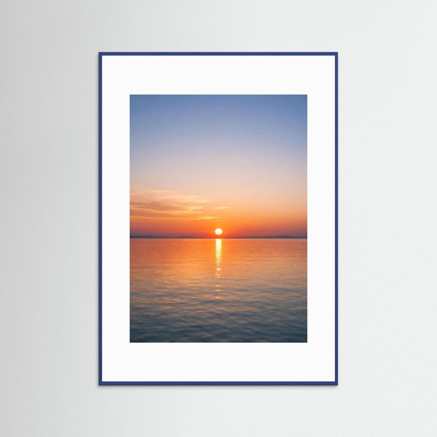 Hochformat-Wandbild: Sonnenuntergang über dem Meer, blauer Holzrahmen