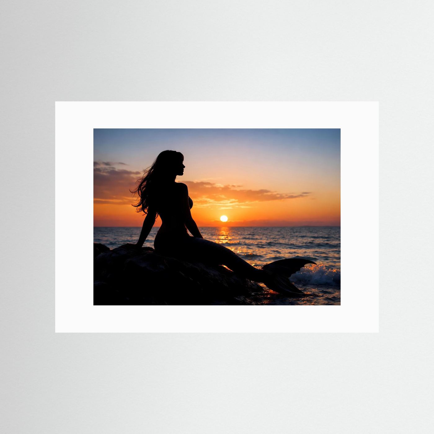 Meerjungfrauen-Silhouettenposter mit Sonnenuntergang über dem Meer, im weißen Passepartout