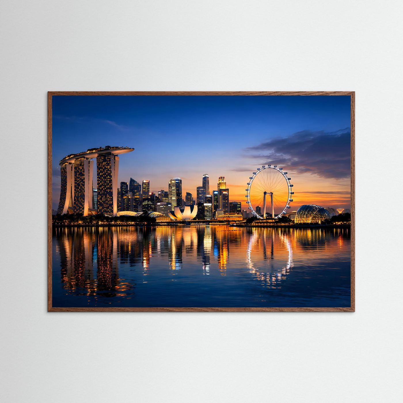 Gerahmtes Poster: Skyline von Singapur bei Dämmerung mit Ferrisrad und Spiegelung, braunes Holz