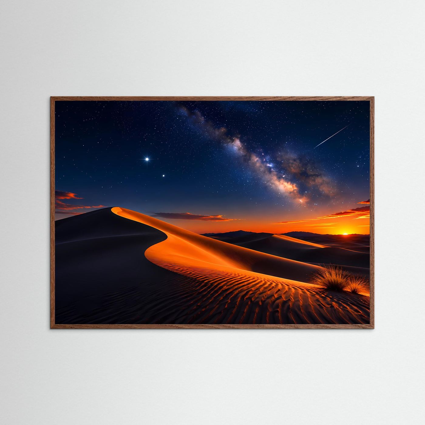 Querformat-Poster mit Wüstendünen bei Nacht, orangefarbenem Licht und Milchstraße im braunen Rahmen