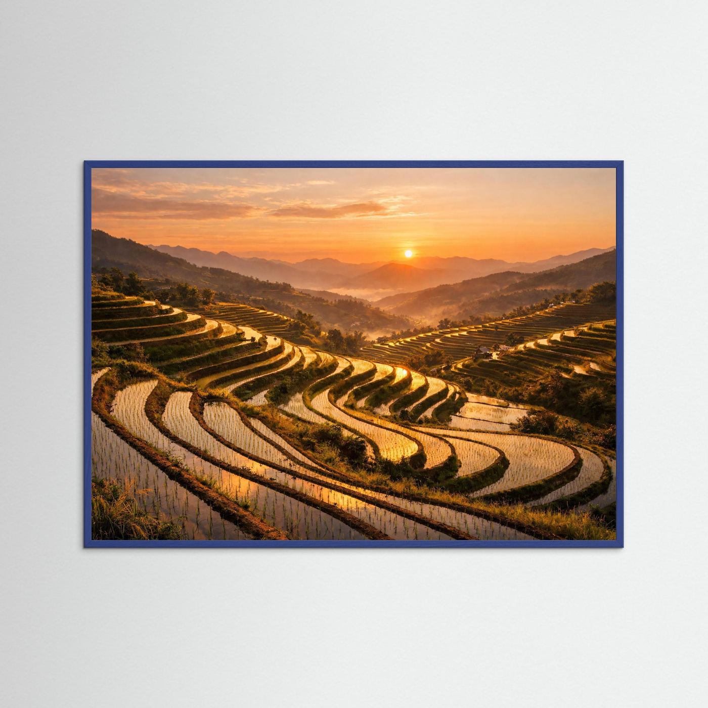 Wandposter mit blauem Rahmen und Fotomotiv von Reisterrassen bei Sonnenuntergang