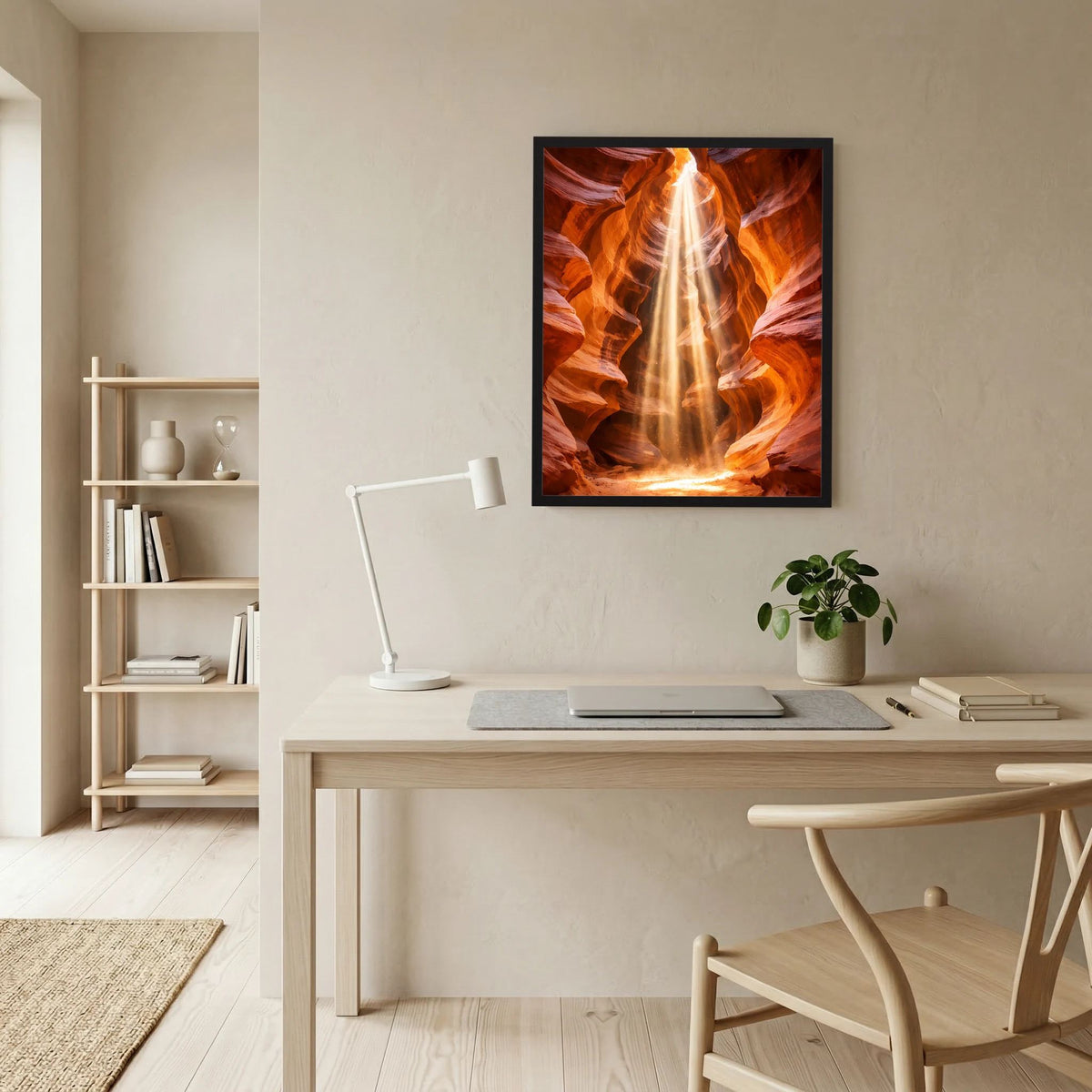 Gerahmtes Poster mit orange-goldener Canyonlandschaft und zentralem Lichtstrahl