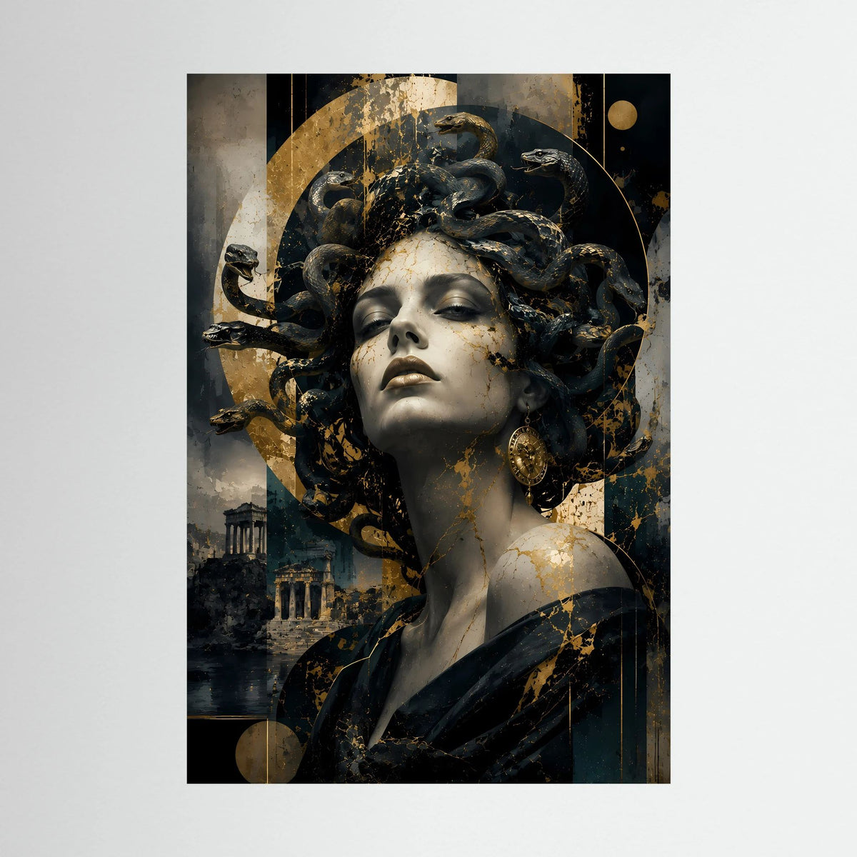 Nahansicht Hochformat-Poster mit Medusa: dunkle Frau, schwarze Schlangen, goldene Akzente