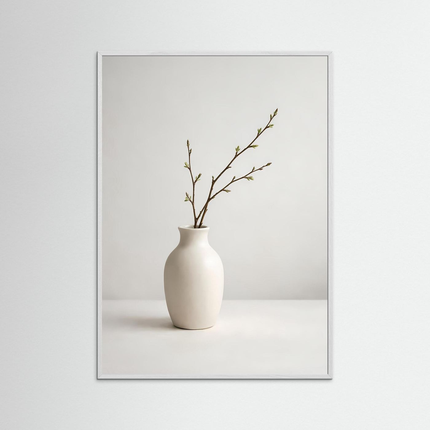 Stillleben-Poster mit cremeweißer Vase und Frühlingszweig, silberner Rahmen, Hochformat