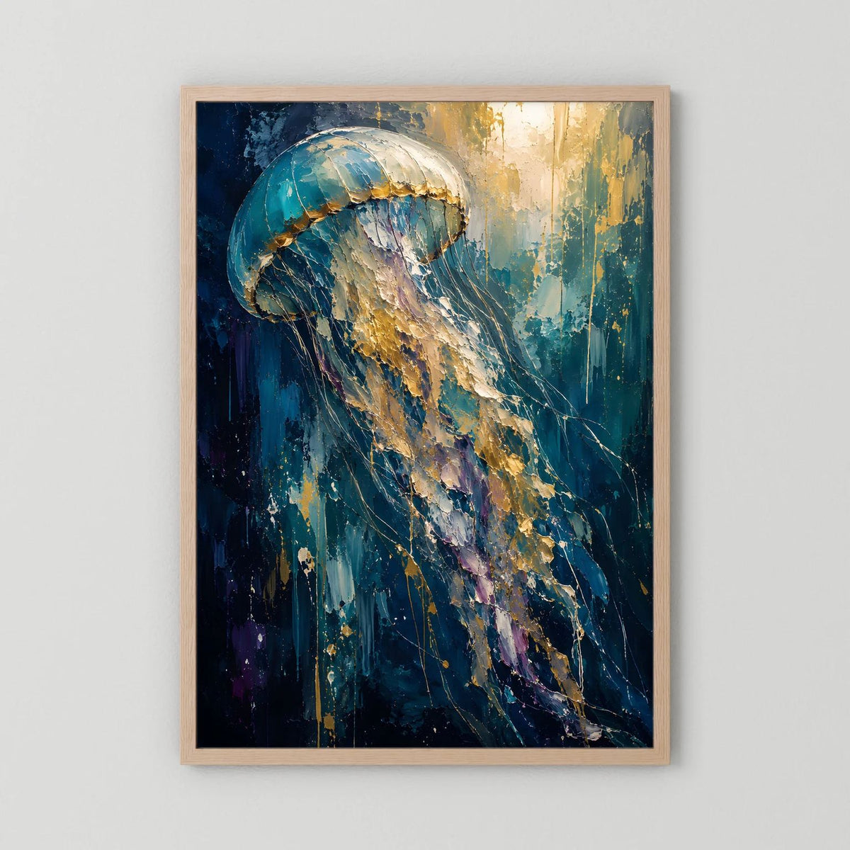 Wandbild mit abstrakter Qualle in Blau und Gold, helbrauner Rahmen, Hochformat.