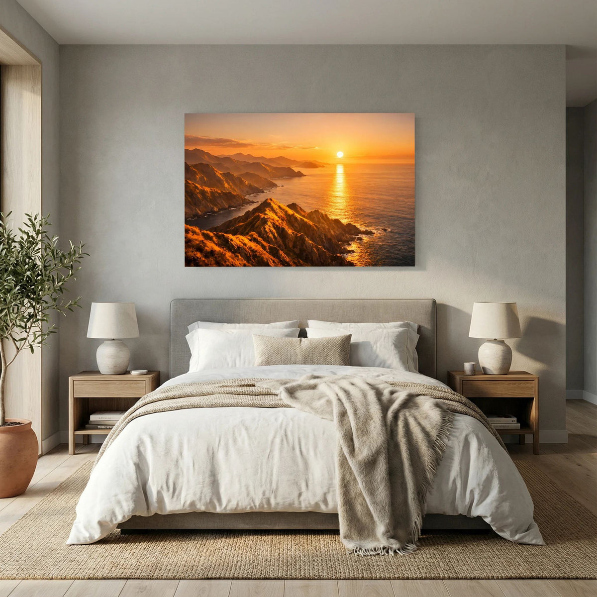 Querformatiges Wandbild über dem Bett: Sonnenuntergang über Küstenklippen und goldenem Wasser