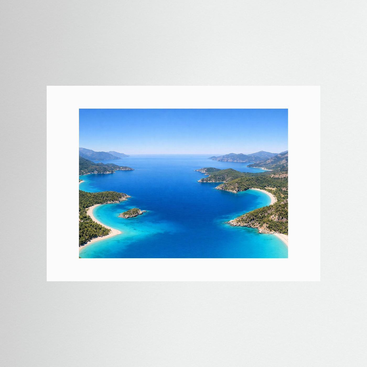 Poster mit Fotomotiv der Bucht mit türkisblauem Wasser, ohne Rahmen